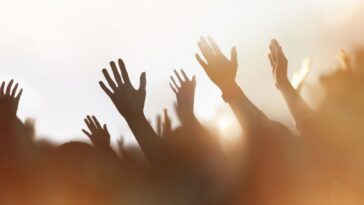 Most Churchgoers Happy with Their Church’s Worship Style, Study Finds